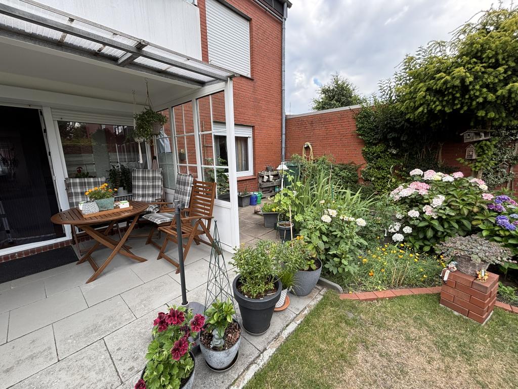 Garten mit Blick auf Schlafzimmerfenster