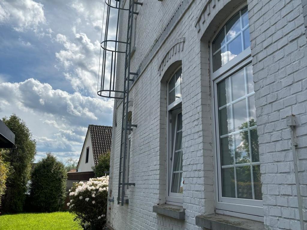 Seitenansicht mit Feuertreppe