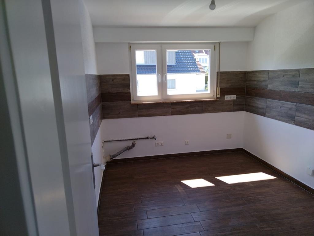 Großzügige 4-Zimmer Wohnung im 1 OG mit Dachterrasse in Uhingen - Photo 2