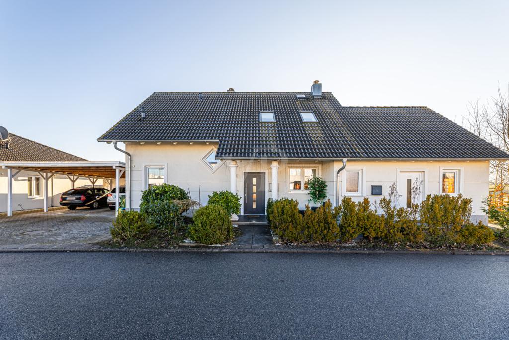 Vorderansicht Haus (rechts Einliegerwohnung)