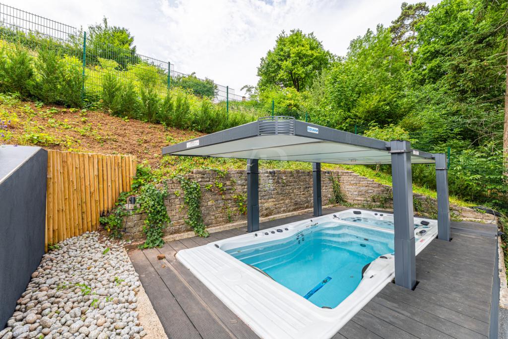 Pool & Jacuzzi