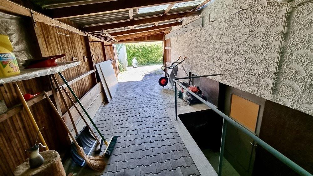 Überdachter Außenbereich mit Eingang zum Keller Haus