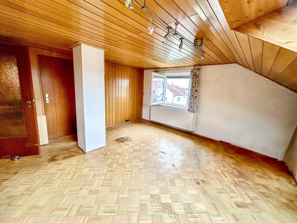 Raum im Dachboden