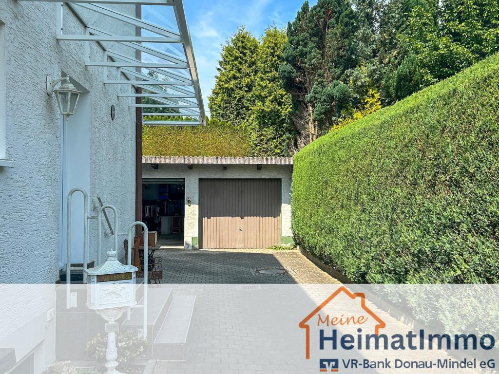 Ansicht Einfahrt und Garage