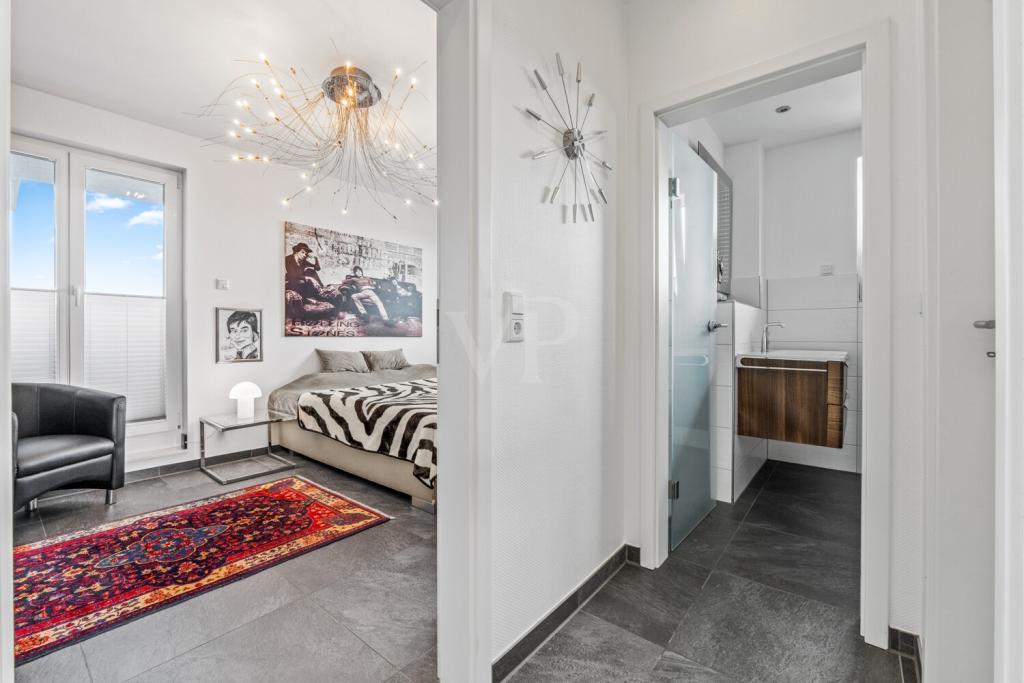 Diele mit Blick in Bad und Schlafzimmer