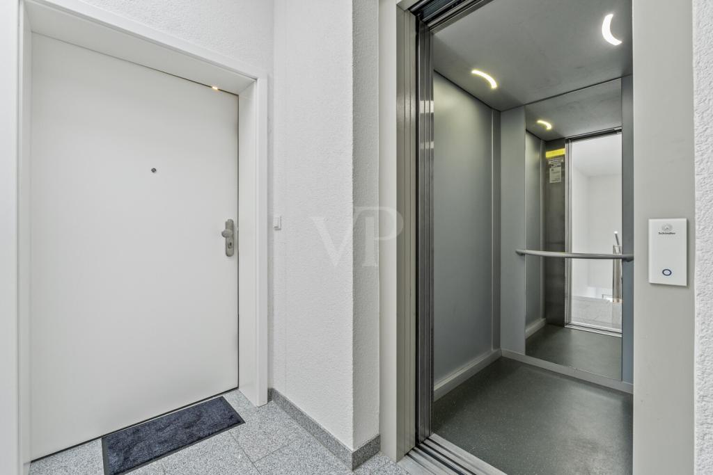 Treppenhaus mit Aufzug