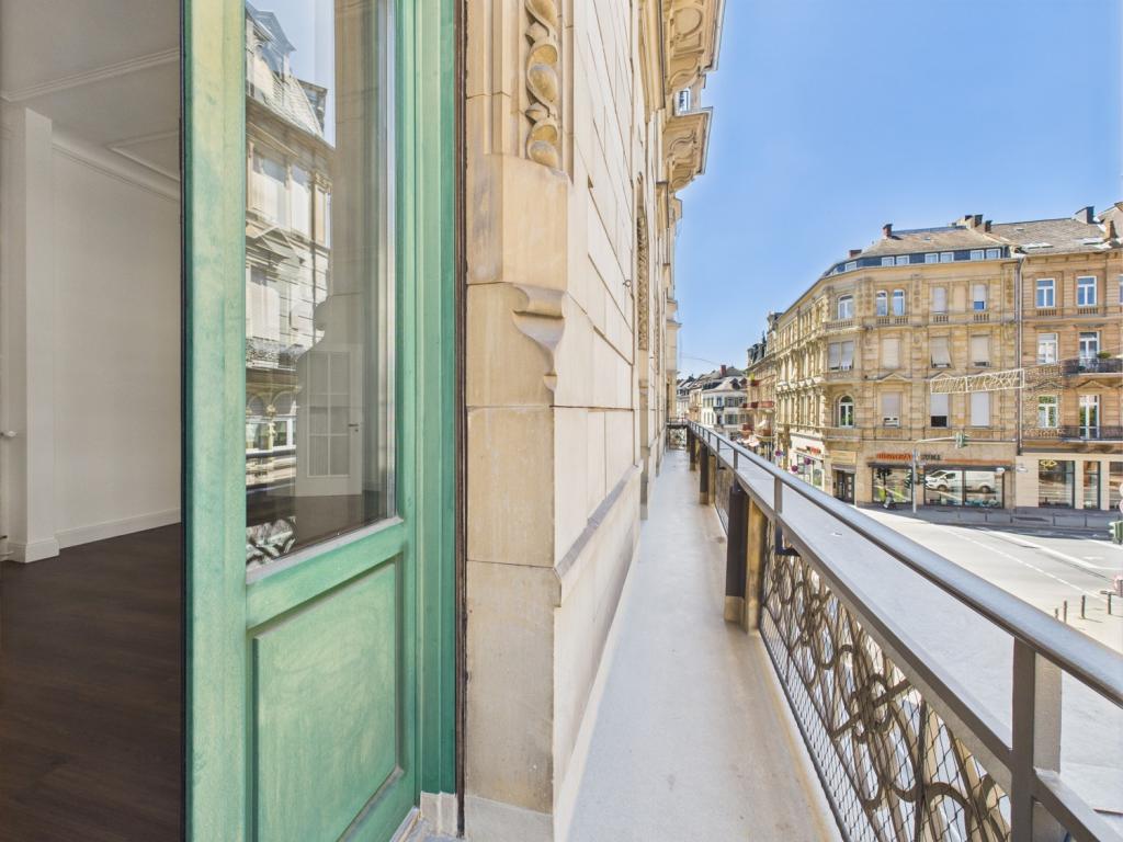 Langer Balkon mit Blick auf die Taunusstraße 