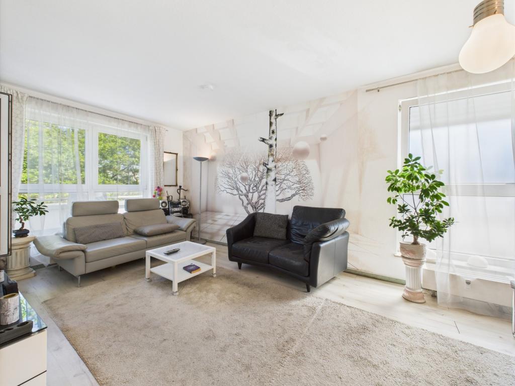 Wohnzimmer mit Balkonzugang