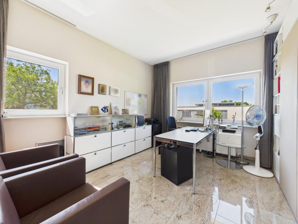 Helles Arbeitszimmer