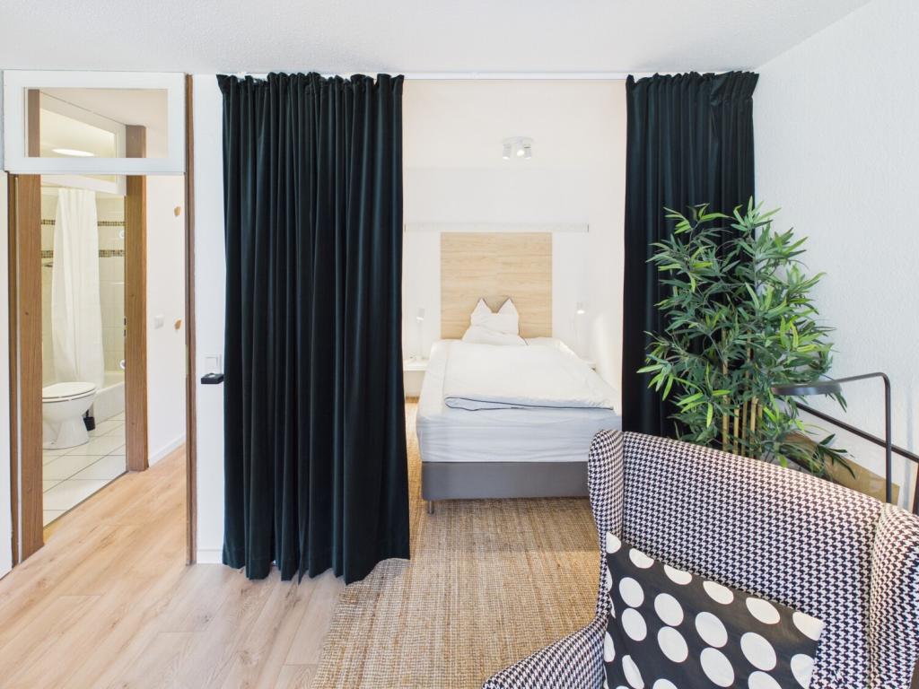 Gemütliche, vollmöblierte Wohnung mit sonnigem Balkon und Gartenblick - Photo 3