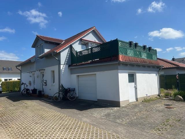 Ansicht mit Garage und Dachterrasse