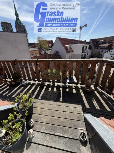 Interessante Dreizimmer-Dachgeschosswohnung mit Balkon in der Altstadt von Stralsund zu vermieten. - Foto 1