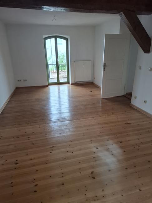 großzügiges Wohnzimmer mit Balken