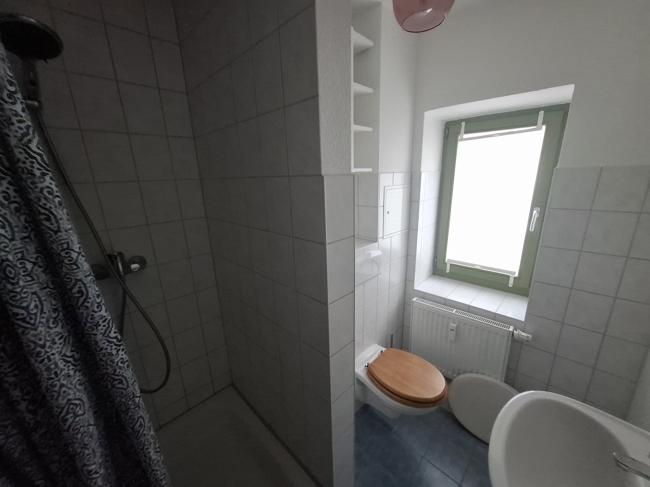 Bad mit Dusche 2