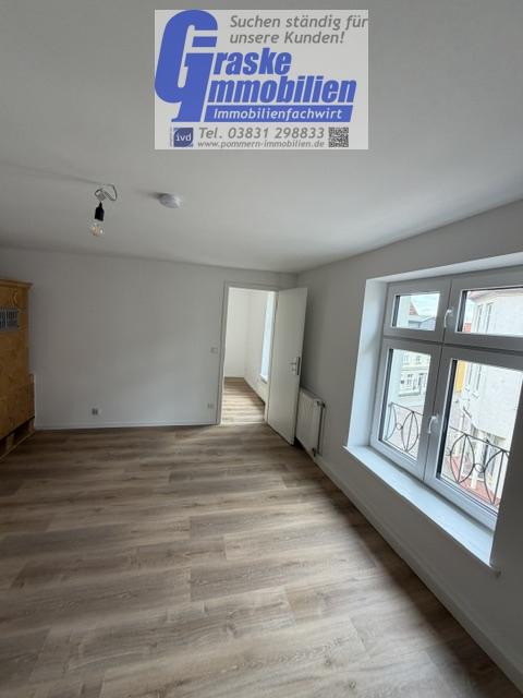 Eine modernisierte 2 Zimmerwohnung im DG eines sanierten kleinen Wohn-Geschäftshauses sucht einen neuen Mieter. - Photo 4