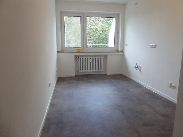 EXKLUSIV TOTALSANIERT 2 BALKONE NEUES BAD + G-WC PARKETT ABOLUT RUHIG GARAGE MÖGLICH HILDEN-ZENTRUM - Foto 3
