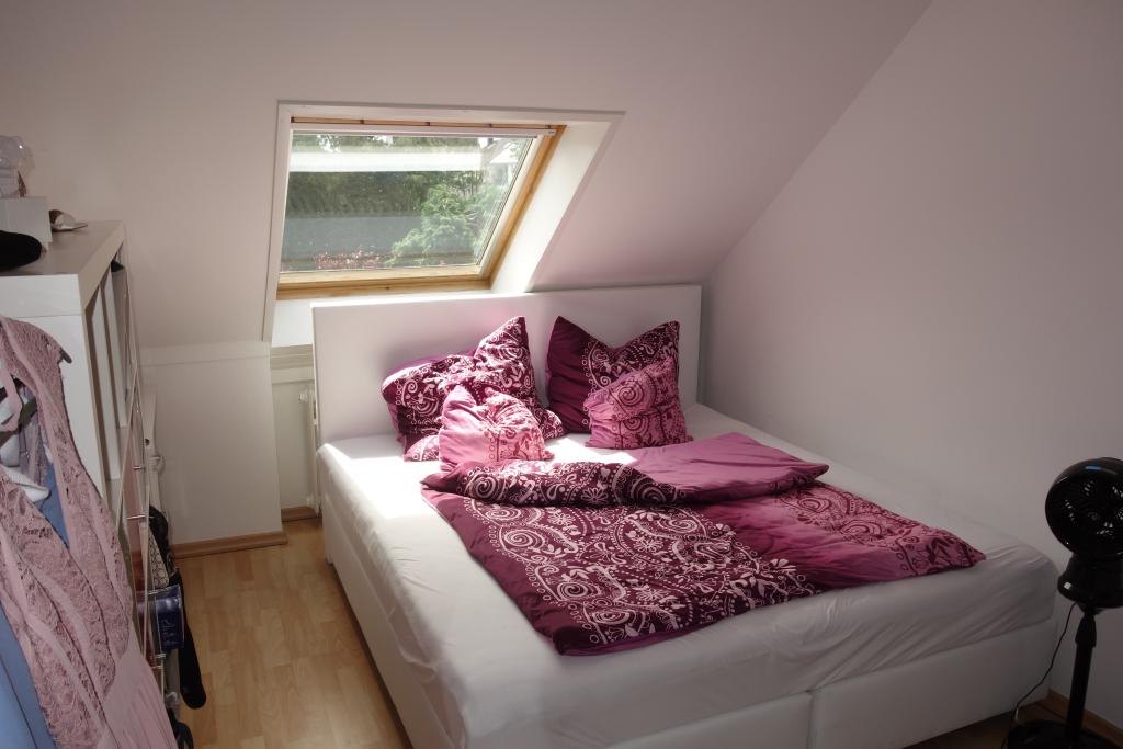 EXKLUSIV RUHIG DACHGESCHOSSAPPT.=2. OG SEP. KÜCHE EINBAUKÜ. MÖGL. MODERNES WANNENBAD LAMINAT HILDEN - Photo 4