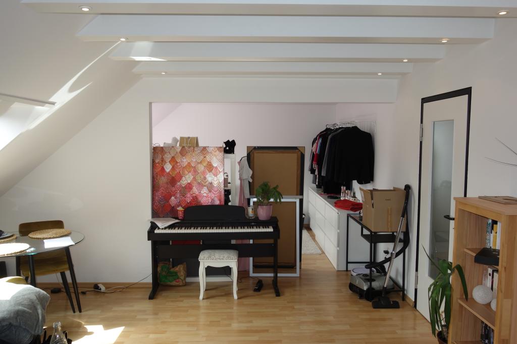 EXKLUSIV RUHIG DACHGESCHOSSAPPT.=2. OG SEP. KÜCHE EINBAUKÜ. MÖGL. MODERNES WANNENBAD LAMINAT HILDEN - Photo 2