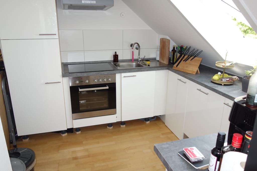 EXKLUSIV RUHIG DACHGESCHOSSAPPT.=2. OG SEP. KÜCHE EINBAUKÜ. MÖGL. MODERNES WANNENBAD LAMINAT HILDEN - Photo 5