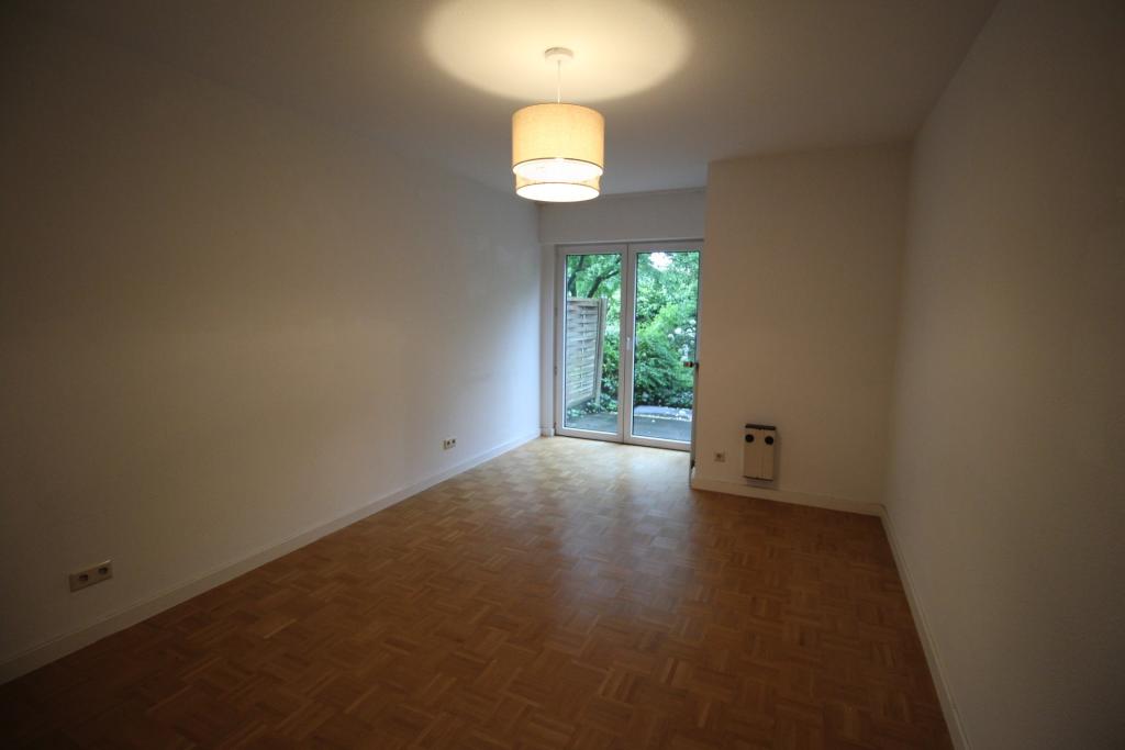 EXKLUSIV BILK NÄHE UNI HELL + RUHIG ERDGESCHOSS MIT TERRASSE KOMPLETT PARKETT WANNENBAD TG-STELLPL. - Foto 1