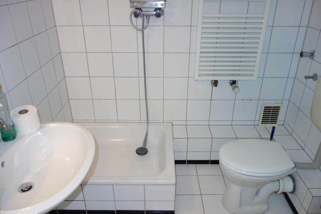 EXKLUSIV AM LESSINGPLATZ HELL + RUHIG RENOVIERT INKL. EINBAUKÜCHE LAMINAT DUSCHBAD 5. ETAGE/OBERBILK - Foto 3
