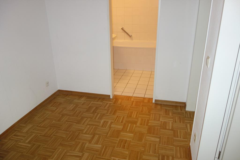 EXKLUSIV BILK NÄHE UNI HELL + RUHIG ERDGESCHOSS MIT TERRASSE KOMPLETT PARKETT WANNENBAD TG-STELLPL. - Photo 5