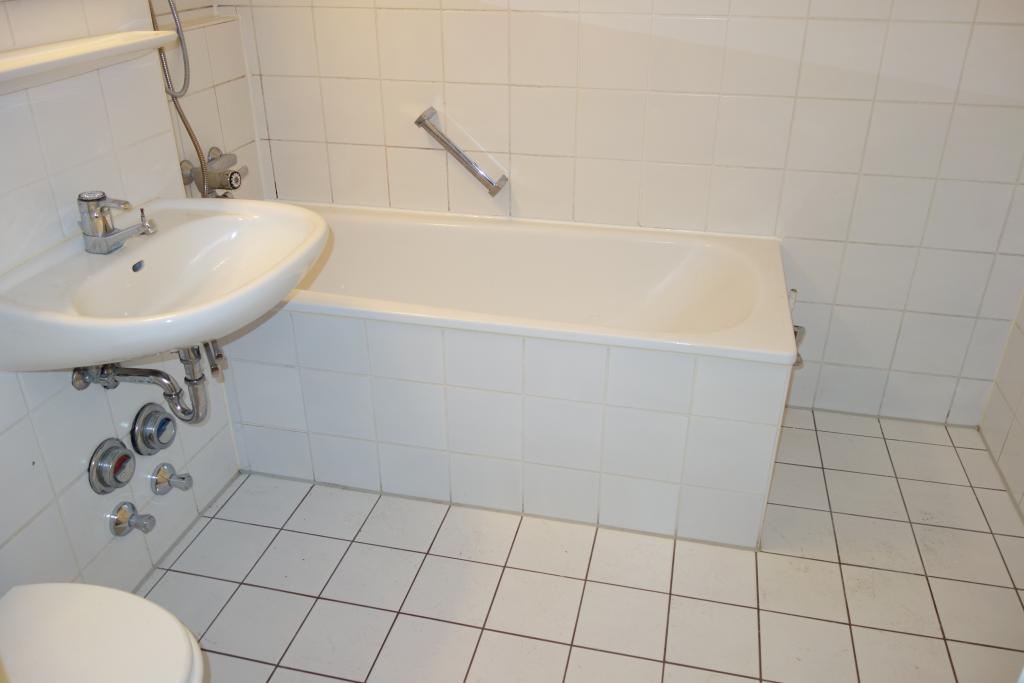 EXKLUSIV BILK NÄHE UNI HELL + RUHIG ERDGESCHOSS MIT TERRASSE KOMPLETT PARKETT WANNENBAD TG-STELLPL. - Photo 4