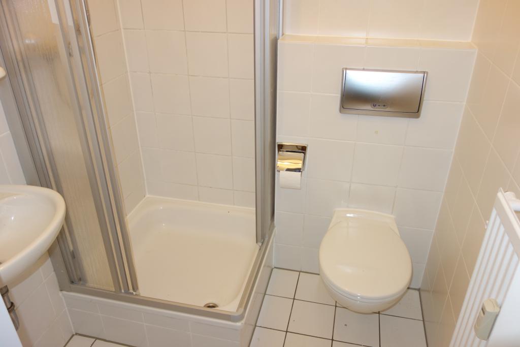 EXKLUSIV IN BILK NÄHE UNI HELL + RUHIG ERDGESCHOSS MIT TERRASSE 2 BÄDER KOMPLETT PARKETT TG-STELLPL. - Photo 4