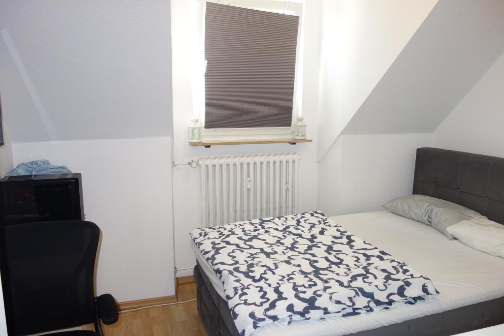 KOMFORT WOHNUNG IN URDENBACH HELL UND RUHIG KOMPLETT LAMINAT WANNENBAD 2 ZIMMER / 3. ETAGE (DG) - Photo 4