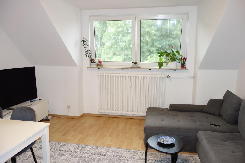 KOMFORT WOHNUNG IN URDENBACH HELL UND RUHIG KOMPLETT LAMINAT WANNENBAD 2 ZIMMER / 3. ETAGE (DG) - Photo 1