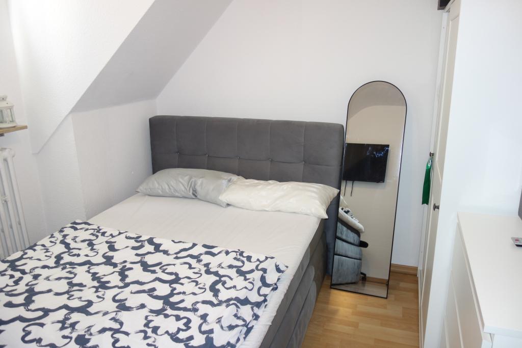 KOMFORT WOHNUNG IN URDENBACH HELL UND RUHIG KOMPLETT LAMINAT WANNENBAD 2 ZIMMER / 3. ETAGE (DG) - Photo 3