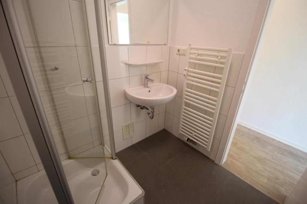 ZOO/DÜSSELTAL EXKLUSIV RENOVIERT BALKON INS GRÜNE SEP. KÜCHE LAMINAT MODERNES DUSCHBAD HOCHPARTERRE - Foto 5