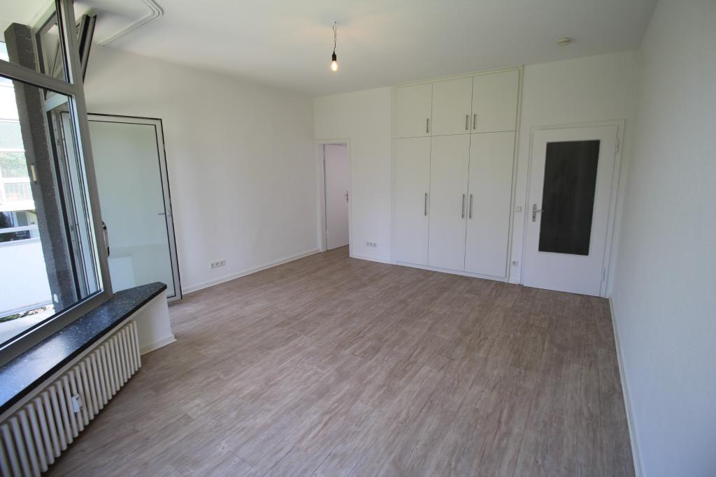 ZOO/DÜSSELTAL EXKLUSIV RENOVIERT BALKON INS GRÜNE SEP. KÜCHE LAMINAT MODERNES DUSCHBAD HOCHPARTERRE - Foto 4