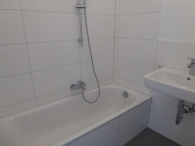 EXKLUSIV NACH TOTALSANIERUNG MIT BALKON NEUES WANNENBAD SEP. WC KOMPL. VINYL HOCHPARTERRE OBERBILK - Photo 2