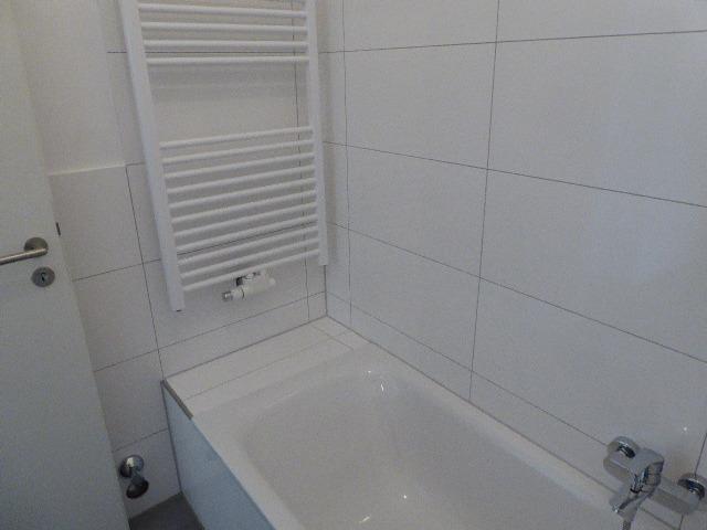 EXKLUSIV NACH TOTALSANIERUNG MIT BALKON NEUES WANNENBAD SEP. WC KOMPL. VINYL HOCHPARTERRE OBERBILK - Photo 3