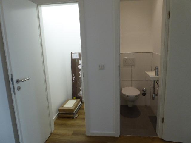EXKLUSIV NACH TOTALSANIERUNG MIT BALKON NEUES WANNENBAD SEP. WC KOMPL. VINYL HOCHPARTERRE OBERBILK - Photo 4