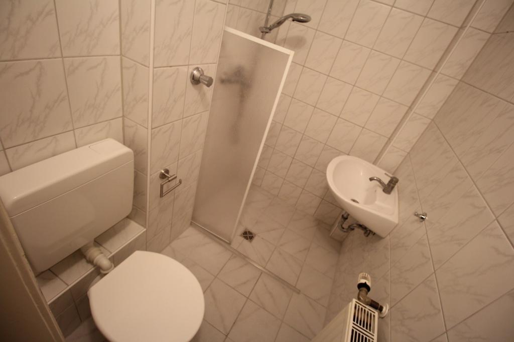 EXKLUSIV ALTBAU IM ANBAU/INNENHOF KOMPLETT LAMINAT 1.OG WEIßES DUSCHBAD GROßE KÜCHE RUHIG GERRESHEIM - Photo 3