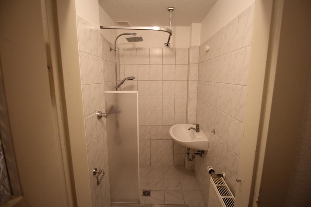 EXKLUSIV ALTBAU IM ANBAU/INNENHOF KOMPLETT LAMINAT 1.OG WEIßES DUSCHBAD GROßE KÜCHE RUHIG GERRESHEIM - Photo 4