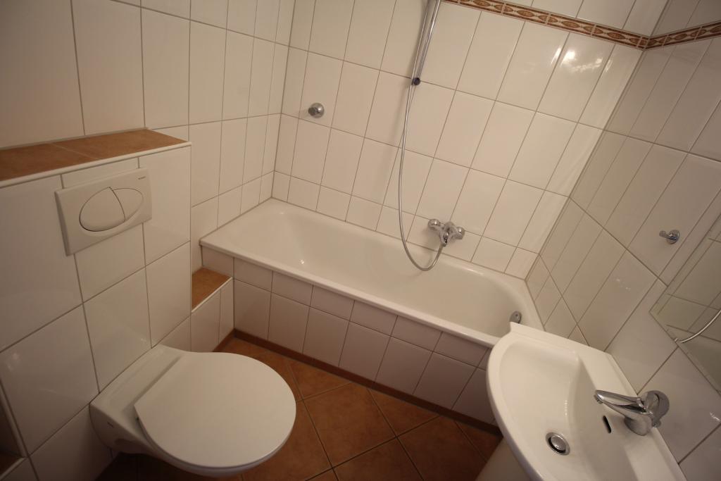 EXKLUSIV PEMPELFORT PARKETT EINBAUKÜCHE BALKON MODERNES WANNENBAD RUHIG + HELL 3. ETAGE/FRANKENSTR. - Photo 5