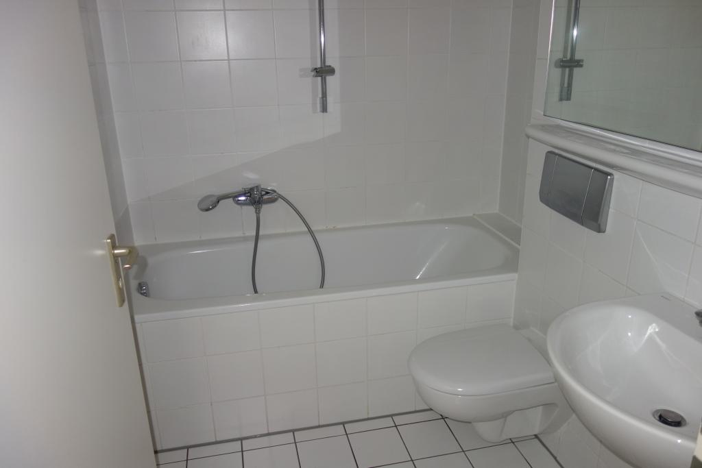 NÄHE UNI 1-ZIMMER-APT. SEP. KÜCHE WANNENBAD RENOVIERT PARKETT MODERN + HELL TG.-STELLPL. 3.OG/AUFZUG - Photo 3