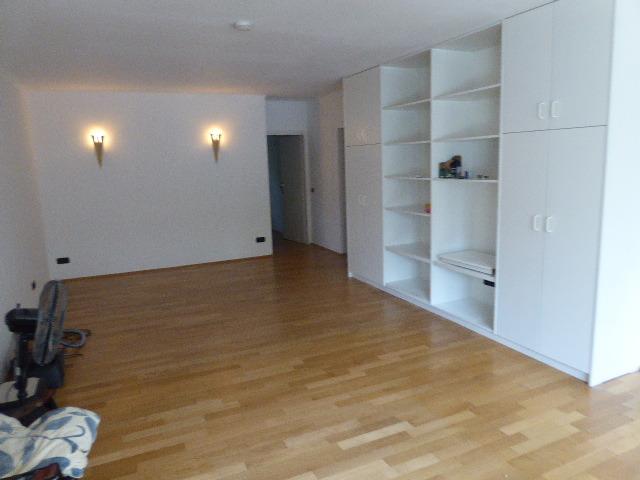 EXKLUSIV PARKETT EINBAUKÜCHE BALKON GROßES WOHNZI. SANIERTES WANNENBAD SEP. WC HOCHPARTERRE GOLZHEIM - Photo 2