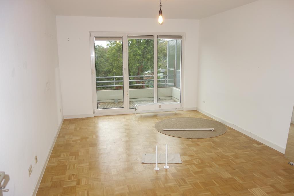 EXKLUSIV BILK NÄHE UNI HELL + RUHIG MIT BALKON KOMPLETT PARKETT WANNENBAD TG-STELLPL. / 2. ETAGE - Photo 2