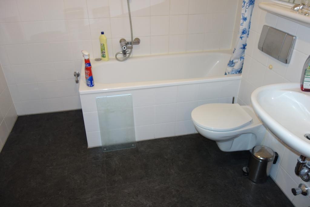 EXKLUSIV BILK NÄHE UNI HELL + RUHIG MIT BALKON KOMPLETT PARKETT WANNENBAD TG-STELLPL. / 2. ETAGE - Photo 4