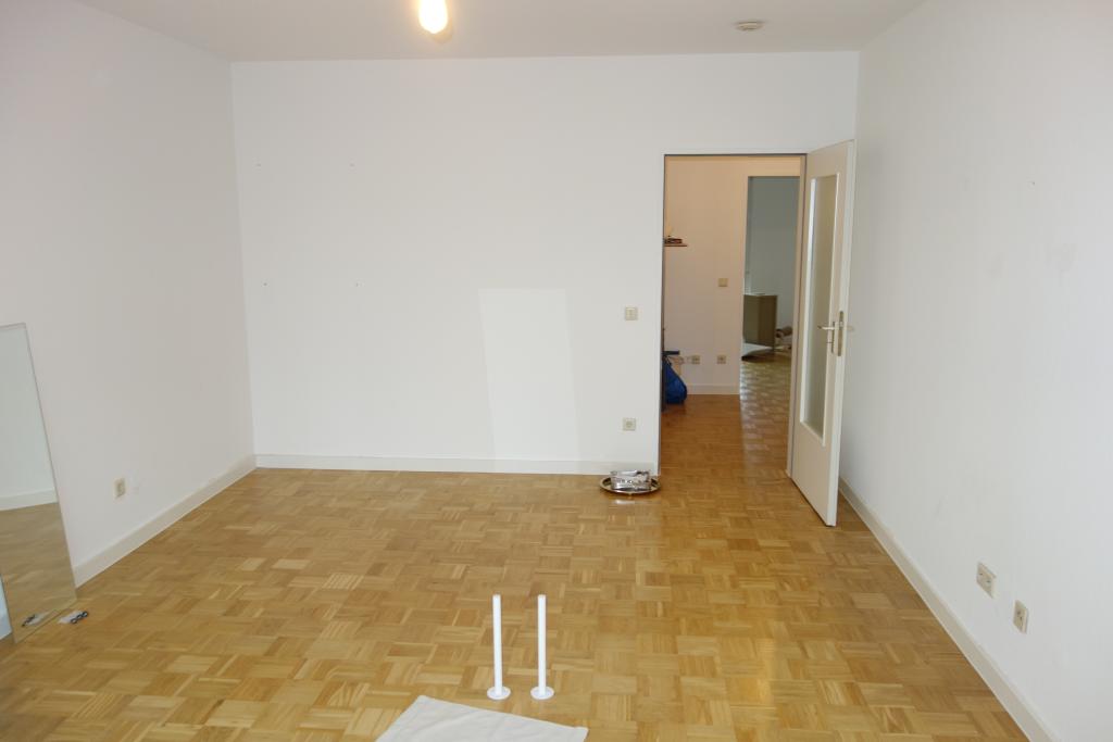 EXKLUSIV BILK NÄHE UNI HELL + RUHIG MIT BALKON KOMPLETT PARKETT WANNENBAD TG-STELLPL. / 2. ETAGE - Photo 1