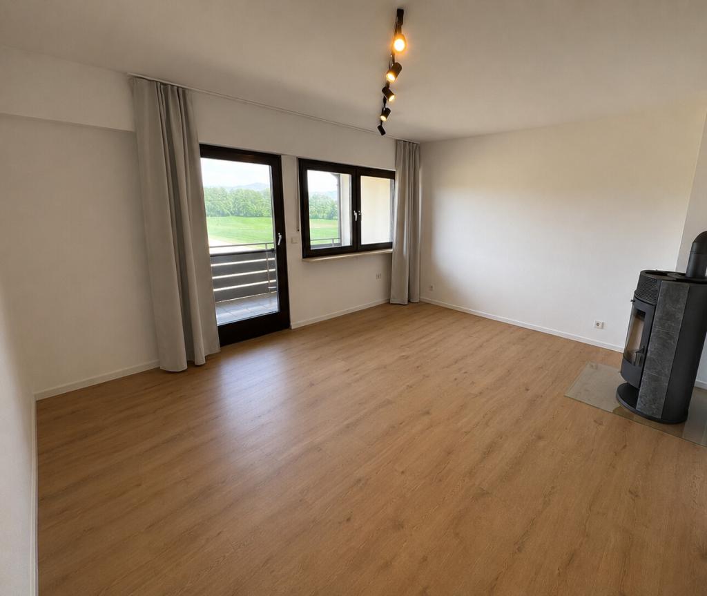 Erstbezug | modern renovierte Maisonette mit EBK, neuem Bad, Kaminofen & Balkon mit Blick ins Grüne - Foto 1
