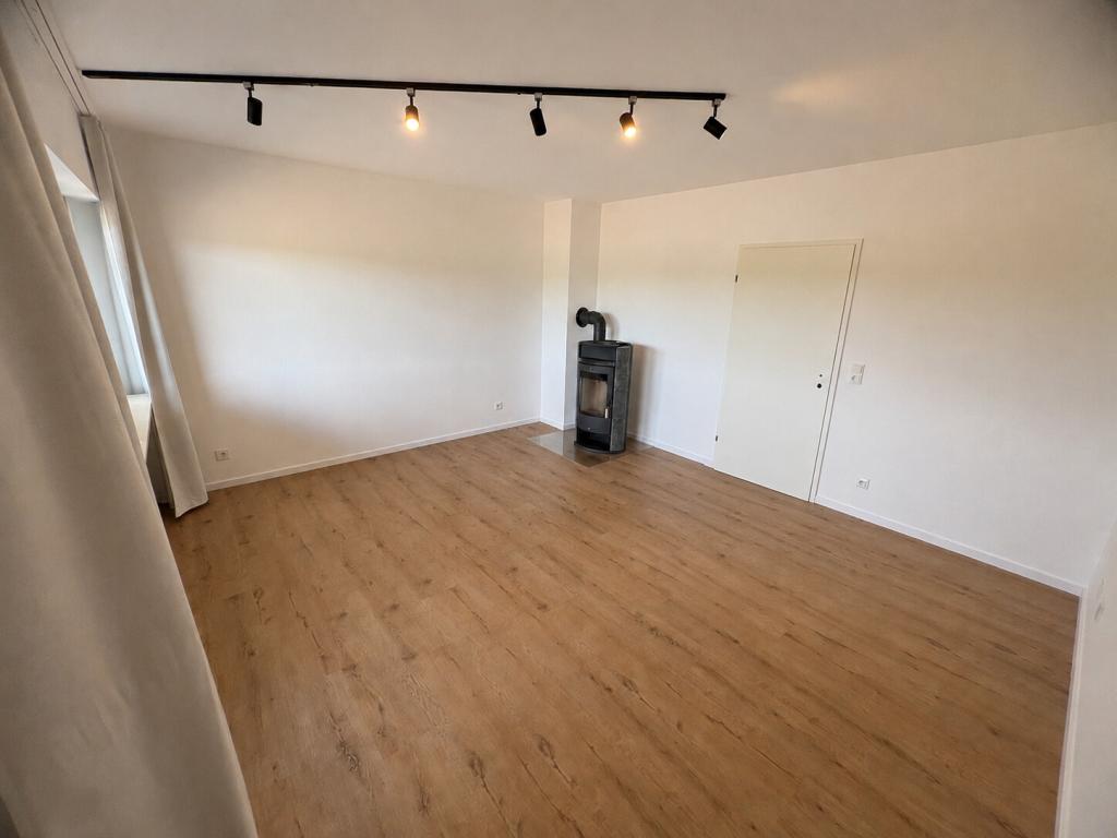 Erstbezug | modern renovierte Maisonette mit EBK, neuem Bad, Kaminofen & Balkon mit Blick ins Grüne - Foto 2
