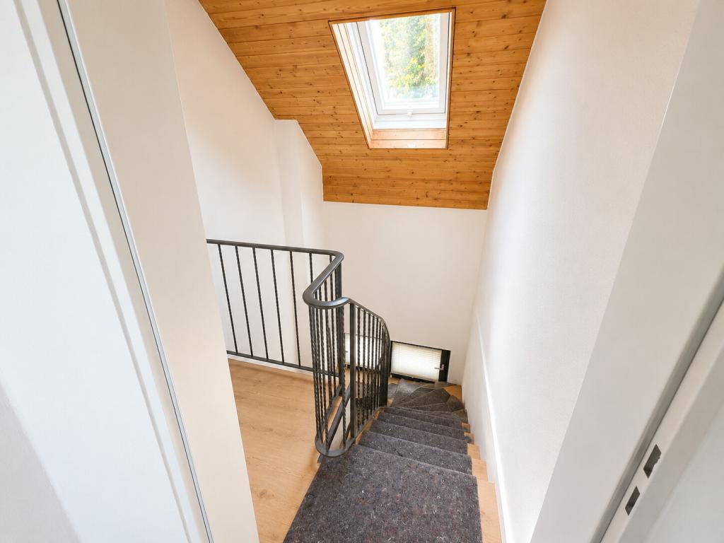 Erstbezug | modern renovierte Maisonette mit EBK, neuem Bad, Kaminofen & Balkon mit Blick ins Grüne - Foto 4