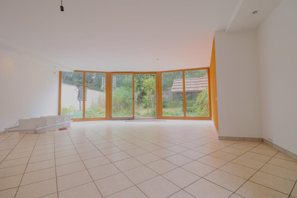 Riesiges Wohnzimmer mit direktem Zugang zum Garten