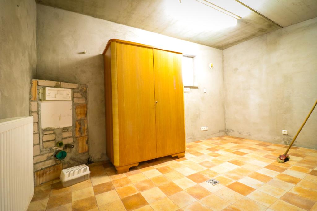 Weiterer Kellerraum - die Anschlüsse für eine weitere Dusche sind schon gelegt.