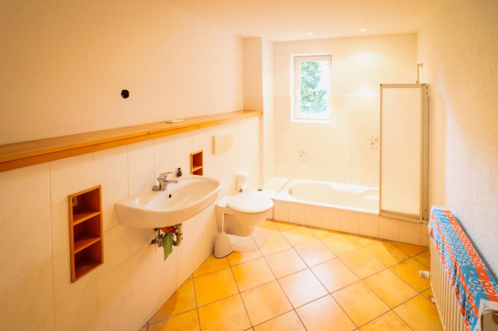 Wunderschönes Bad mit Wanne im Erdgeschoss
